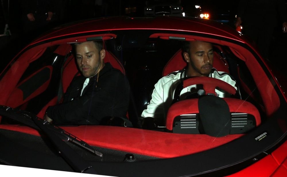 Lewis Hamilton ia acasa toate trofeele! :) Campionul mondial F1 a plecat cu o bomba sexy de la ziua lui Kevin Hart! FOTO_4