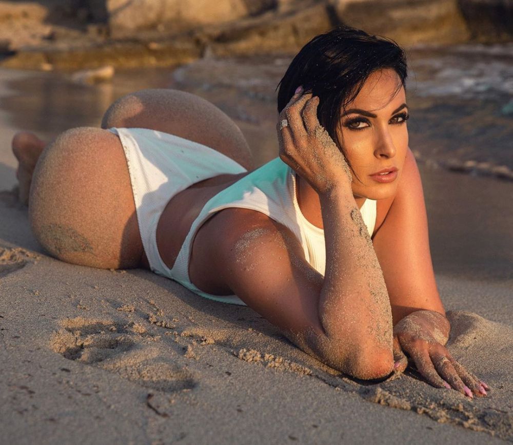 Lewis Hamilton ia acasa toate trofeele! :) Campionul mondial F1 a plecat cu o bomba sexy de la ziua lui Kevin Hart! FOTO_33