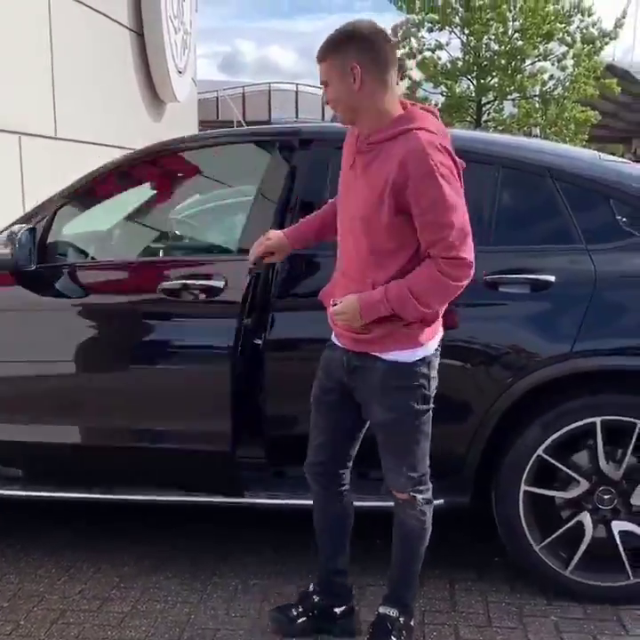Prima zi a lui Razvan Marin la Ajax! A venit cu masina ca a lui Ronaldo, de 100 000 de euro! Cum arata BOLIDUL de lux cu care a impresionat in parcarea lui Ajax_5