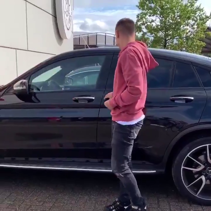 Prima zi a lui Razvan Marin la Ajax! A venit cu masina ca a lui Ronaldo, de 100 000 de euro! Cum arata BOLIDUL de lux cu care a impresionat in parcarea lui Ajax_6