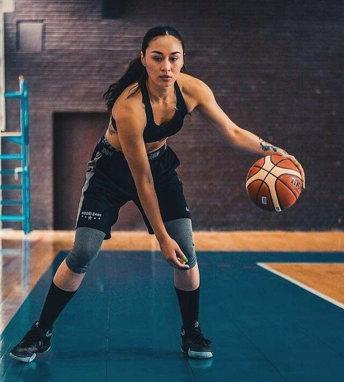 Sonia Kim Ursu, cea mai buna baschetbalista din Romania. A renuntat la moda si s-a apucat de baschet! 