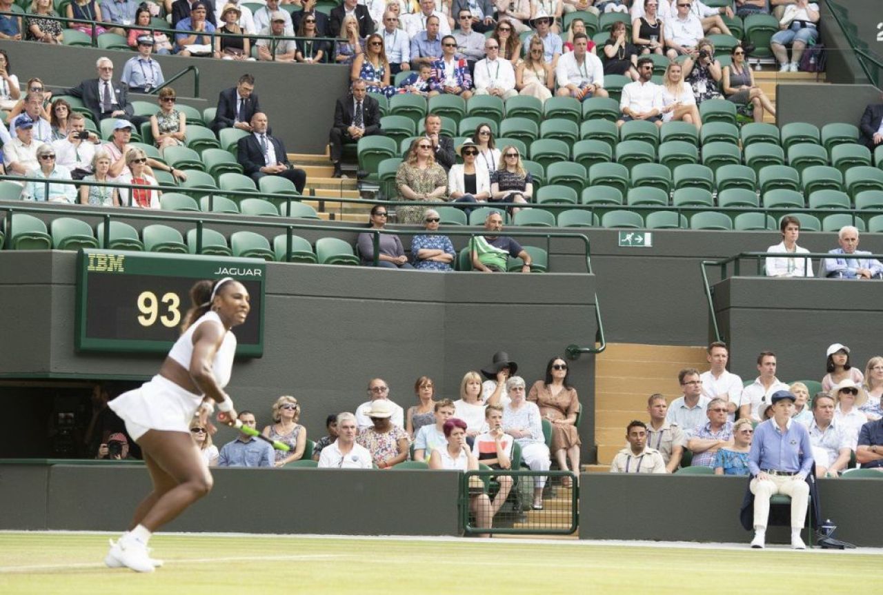Ce a patit barbatul care a incercat sa-si faca poza langa ducesa Meghan Markle la Wimbledon! Paznicii au intervenit imediat. FOTO_2
