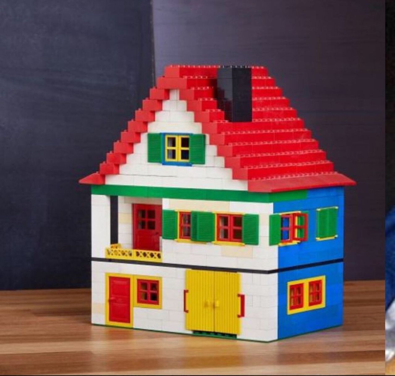 Cea mai nebuna clauza din istoria fotbalului: jucatorul i-a cerut clubului sa ii construiasca o casa si s-a ales cu aceasta casuta lego :) Ce greseala a facut_3