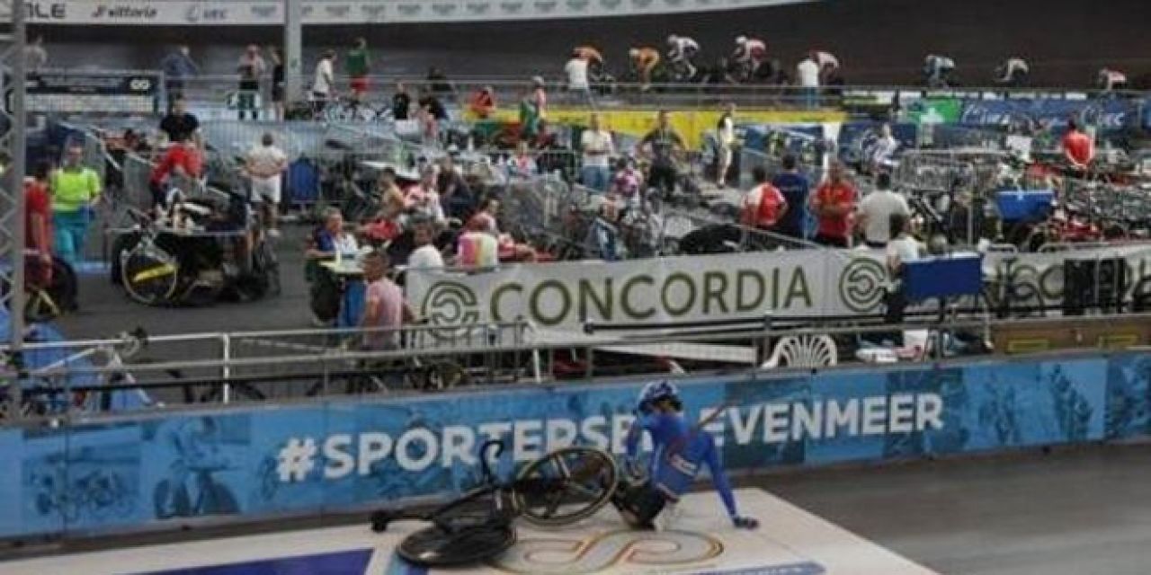 Incident socant pe velodrom: o aschie s-a desprins de pe pista si a strapuns ca o sulita un ciclist!_3