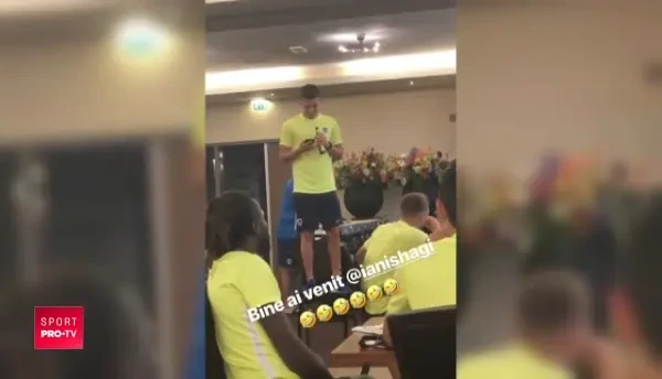 Regula numarul 1 la Genk: nu il mai lasati pe Ianis sa cante! :) Ce s-a intamplat la "botezul" cu care a fost primit Ianis la noua sa echipa VIDEO