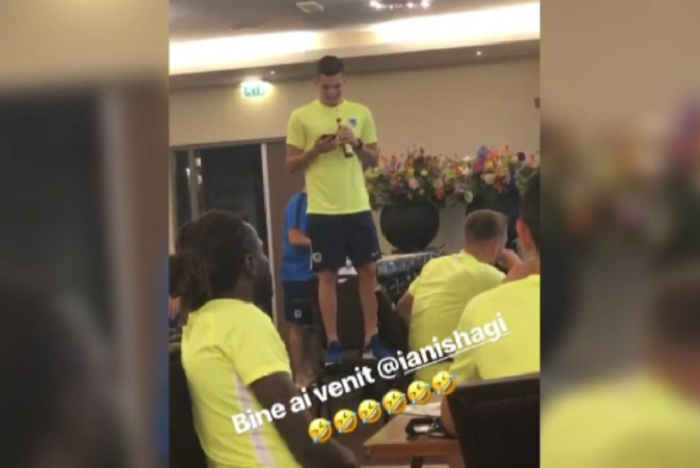 Regula numarul 1 la Genk: nu il mai lasati pe Ianis sa cante! :) Ce s-a intamplat la botezul cu care a fost primit Ianis la noua sa echipa VIDEO
