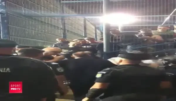 "Ba, nu ne dresezi tu pe noi! Cand ne-am rugat de tine sa vii, n-ai vrut". Razboi la Dinamo! Ultrasii au facut un scandal monstru la Ovidiu, Prunea a incercat sa-i calmeze: VIDEO