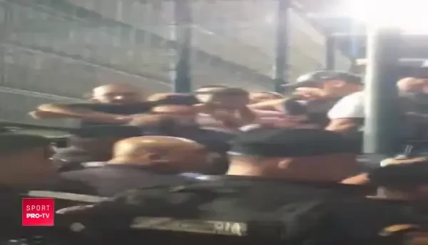 "Ba, nu ne dresezi tu pe noi! Cand ne-am rugat de tine sa vii, n-ai vrut". Razboi la Dinamo! Ultrasii au facut un scandal monstru la Ovidiu, Prunea a incercat sa-i calmeze: VIDEO
