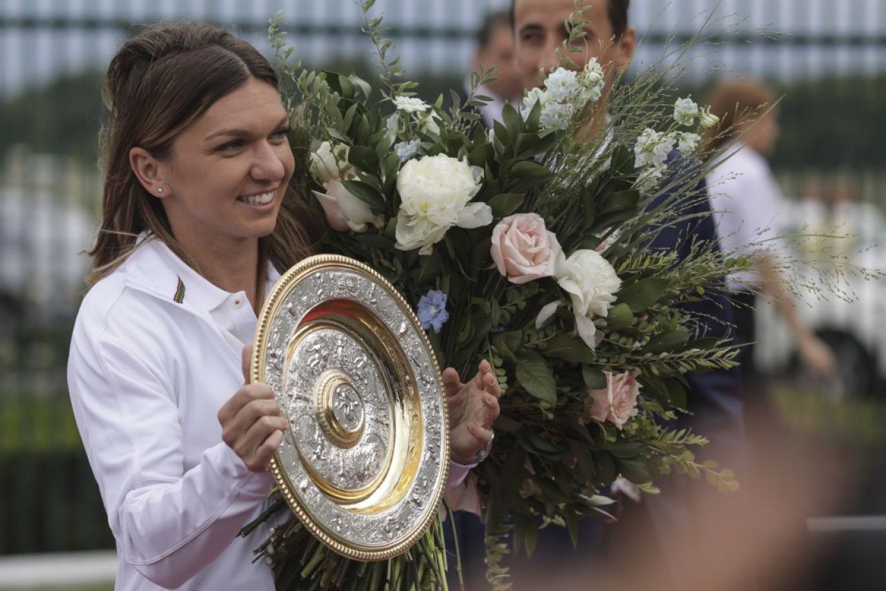 Simona Halep a adus trofeul Wimbledon pe National Arena! Halep: