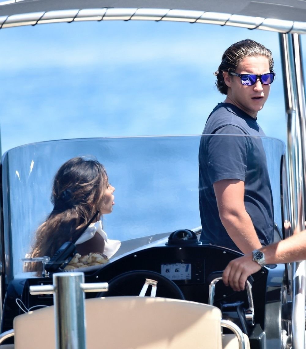 Madalina Ghenea, surprinsa pe un yacht alaturi de noul iubit. Cine e milionarul care a cucerit-o pe romanca. FOTO_9