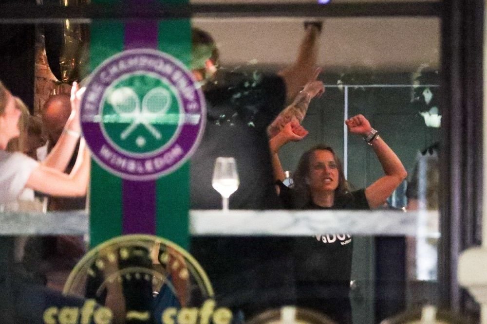 A luat-o razna dupa victoria de la Wimbledon! Castigatoarea de la dublu a facut STRIPTEASE in centrul vechi! FOTO _2