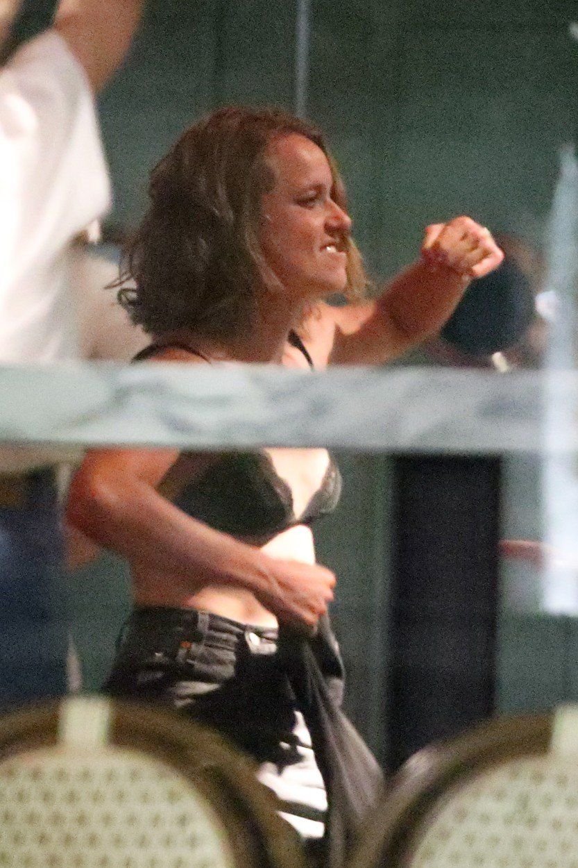 A luat-o razna dupa victoria de la Wimbledon! Castigatoarea de la dublu a facut STRIPTEASE in centrul vechi! FOTO _4