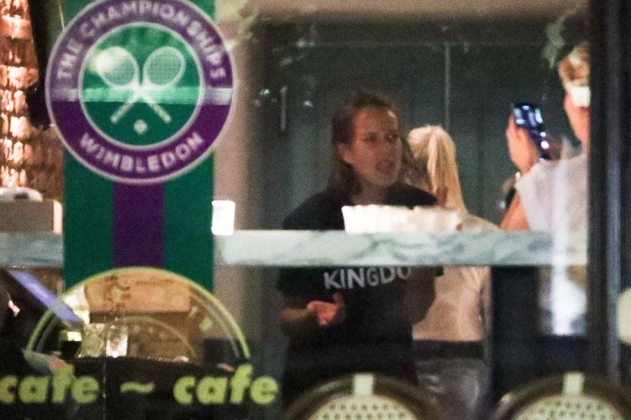 A luat-o razna dupa victoria de la Wimbledon! Castigatoarea de la dublu a facut STRIPTEASE in centrul vechi! FOTO _5