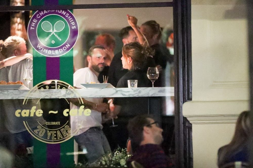 A luat-o razna dupa victoria de la Wimbledon! Castigatoarea de la dublu a facut STRIPTEASE in centrul vechi! FOTO _6