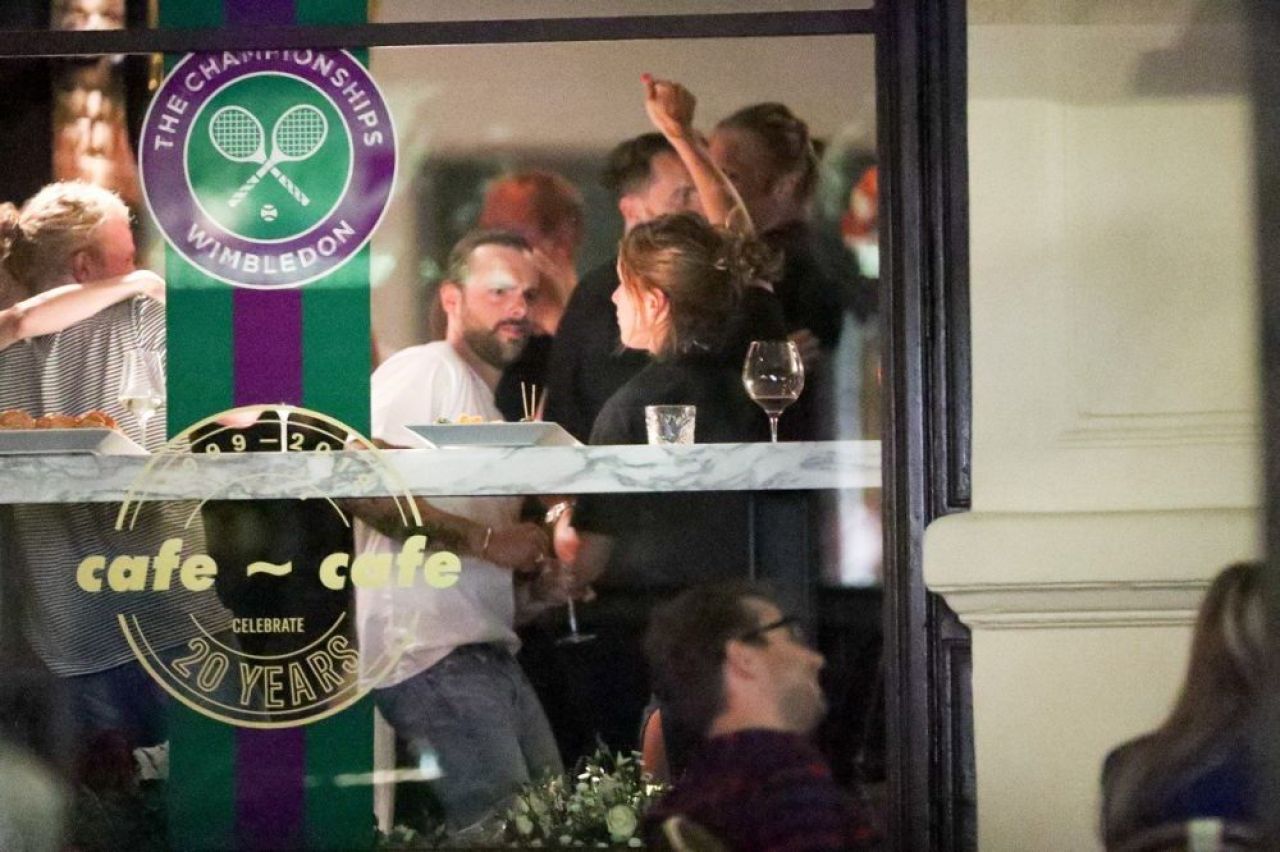 A luat-o razna dupa victoria de la Wimbledon! Castigatoarea de la dublu a facut STRIPTEASE in centrul vechi! FOTO _6