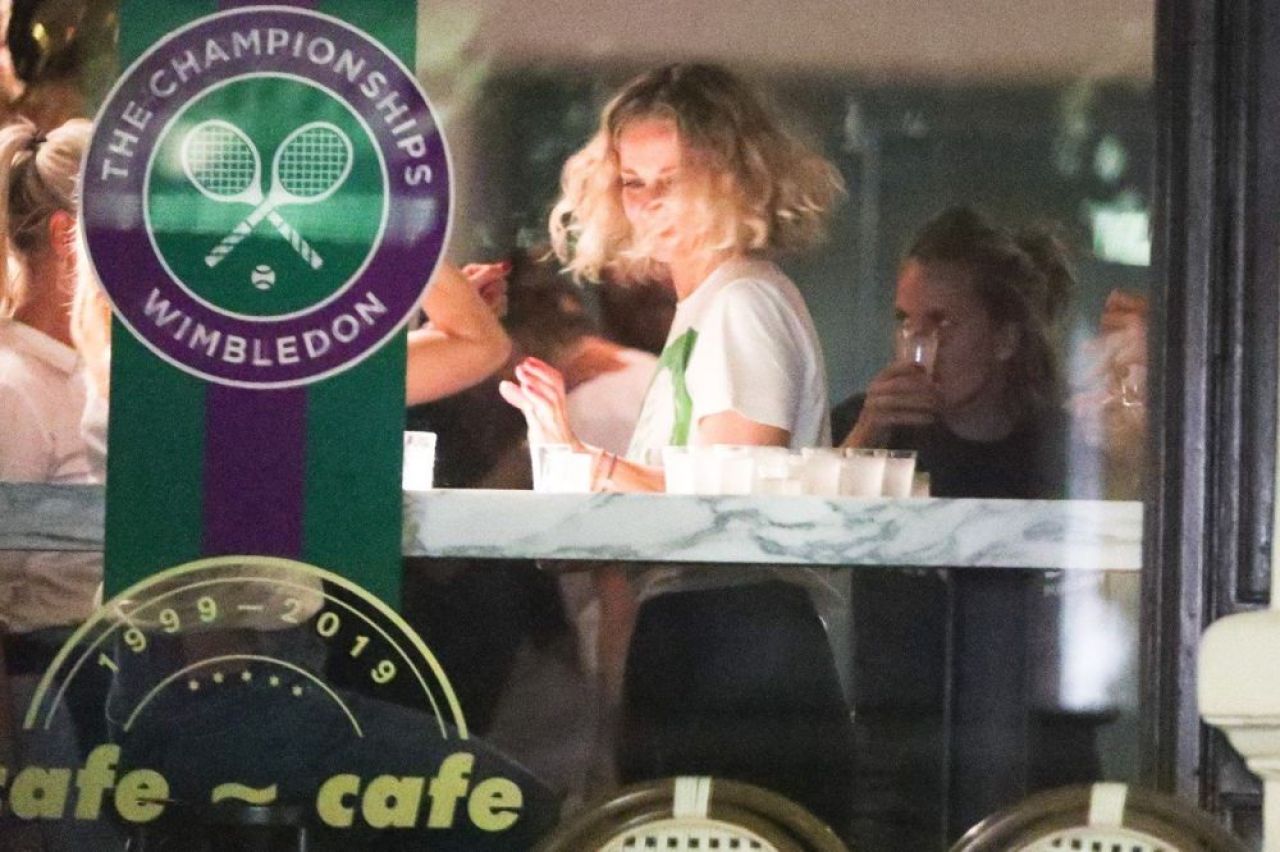 A luat-o razna dupa victoria de la Wimbledon! Castigatoarea de la dublu a facut STRIPTEASE in centrul vechi! FOTO _7