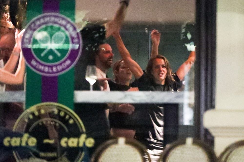 A luat-o razna dupa victoria de la Wimbledon! Castigatoarea de la dublu a facut STRIPTEASE in centrul vechi! FOTO _9