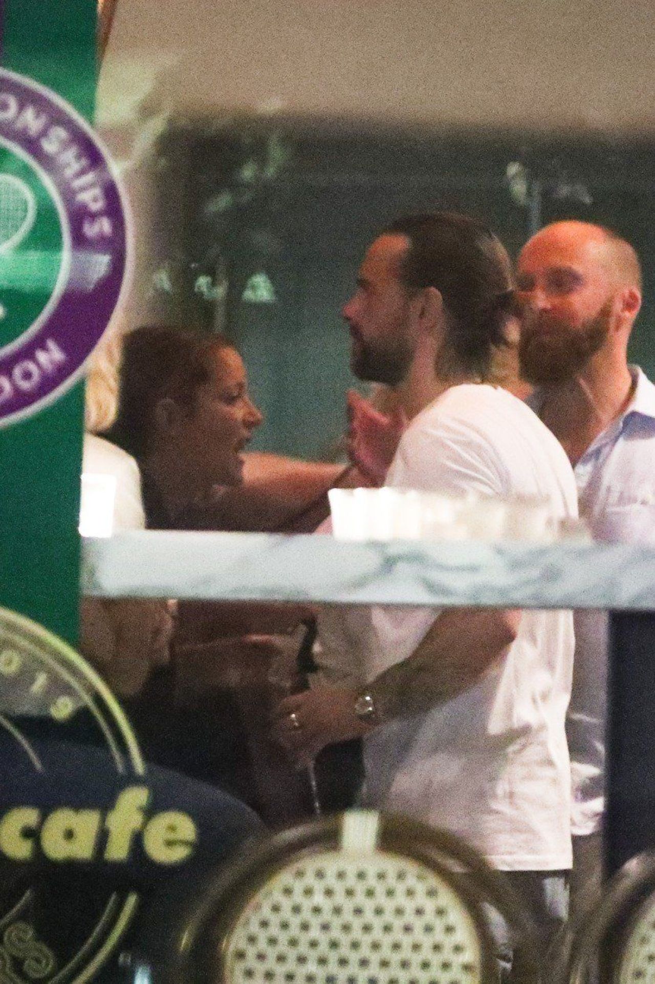A luat-o razna dupa victoria de la Wimbledon! Castigatoarea de la dublu a facut STRIPTEASE in centrul vechi! FOTO _8