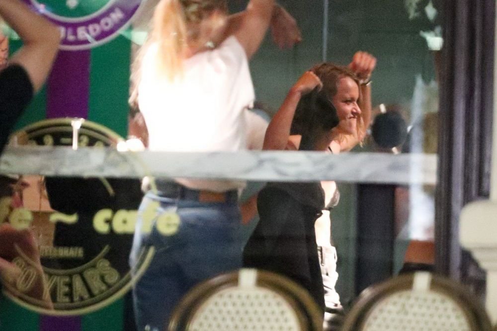 A luat-o razna dupa victoria de la Wimbledon! Castigatoarea de la dublu a facut STRIPTEASE in centrul vechi! FOTO _13