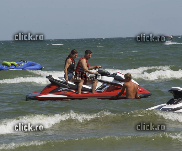 Pupicul care spune TOT! Simona Halep s-a sarutat cu milionarul pe plaja, la Mamaia! Imaginile momentului