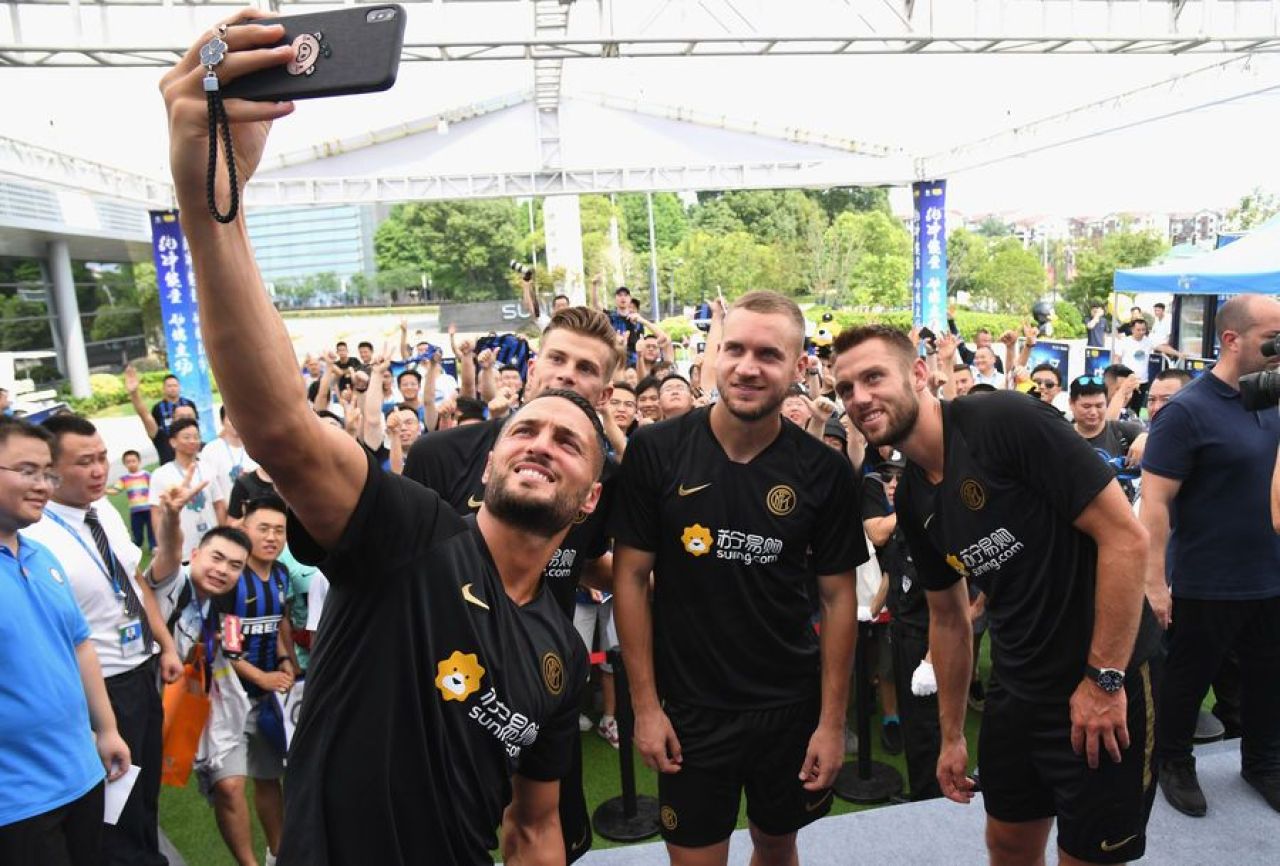FOTO | Puscas, primit ca un star in China! Atacantul roman a fost in centrul atentiei: a facut fotografii si a dat autografe fanilor_1