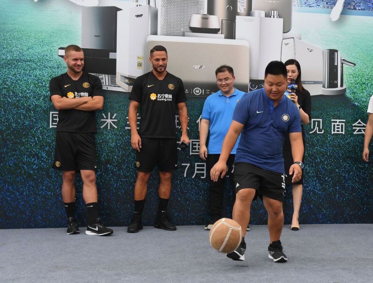 FOTO | Puscas, primit ca un star in China! Atacantul roman a fost in centrul atentiei: a facut fotografii si a dat autografe fanilor_2