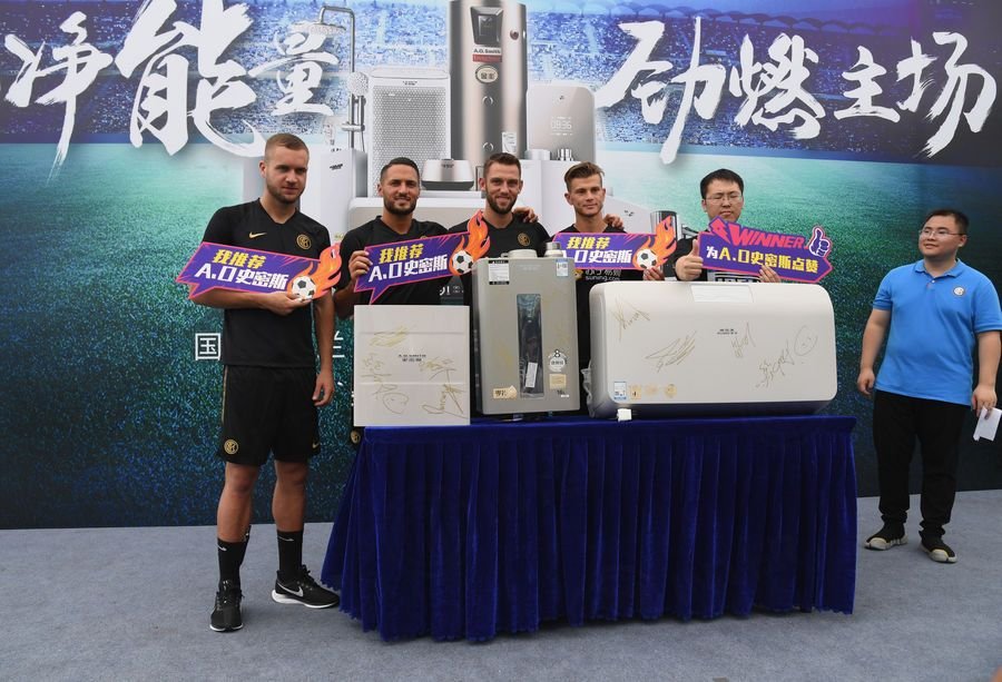 FOTO | Puscas, primit ca un star in China! Atacantul roman a fost in centrul atentiei: a facut fotografii si a dat autografe fanilor_3
