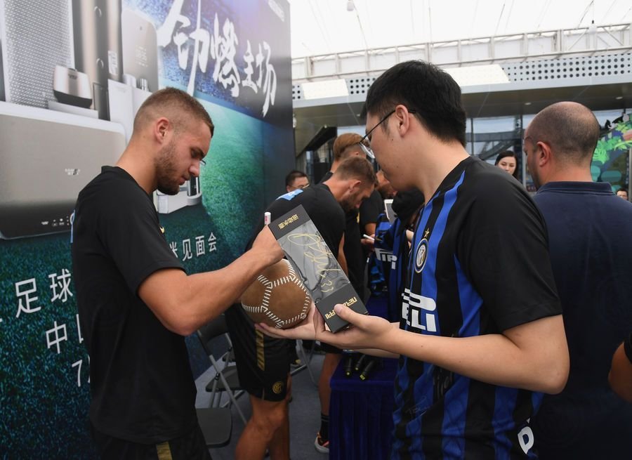 FOTO | Puscas, primit ca un star in China! Atacantul roman a fost in centrul atentiei: a facut fotografii si a dat autografe fanilor_4