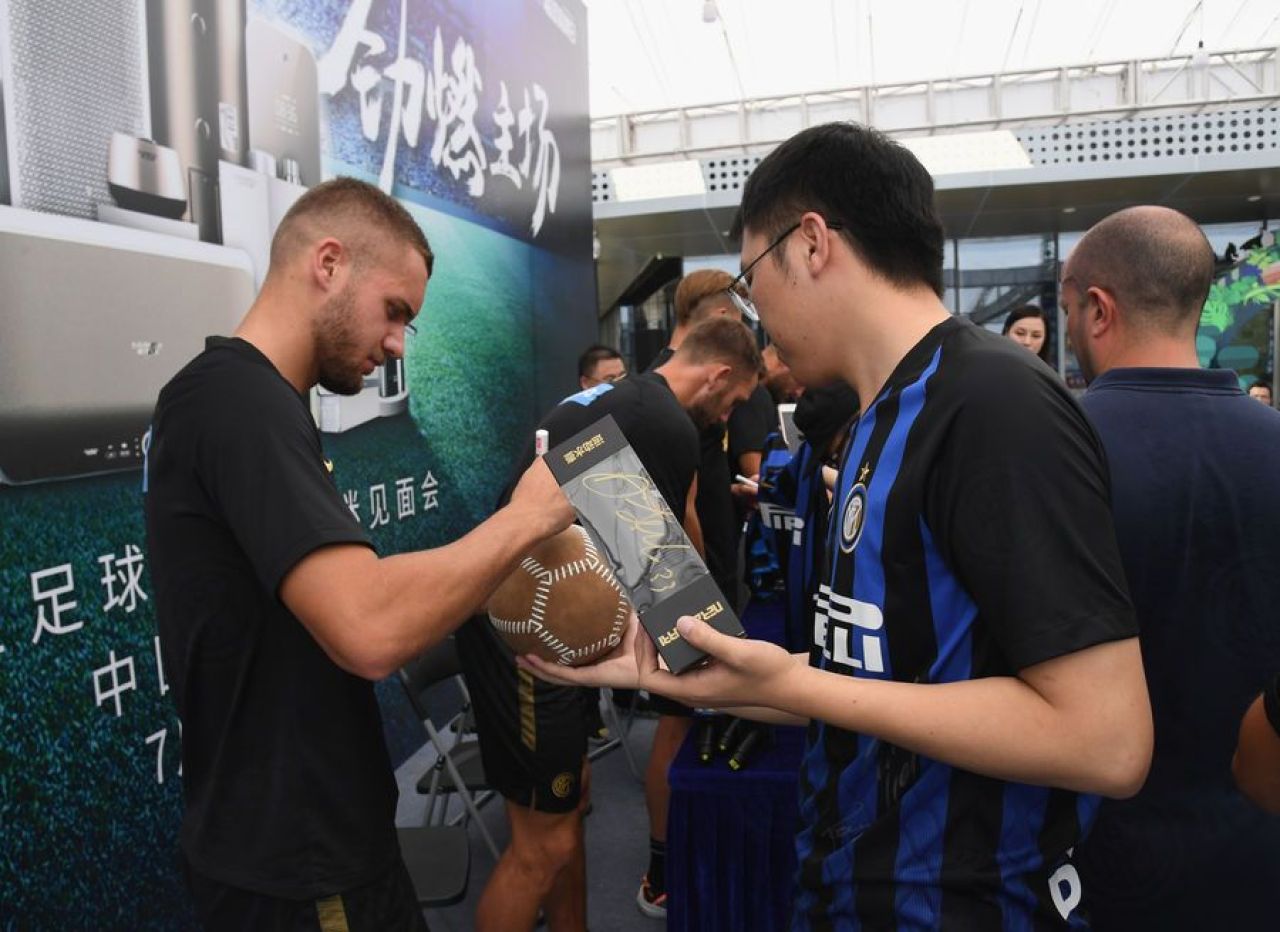 FOTO | Puscas, primit ca un star in China! Atacantul roman a fost in centrul atentiei: a facut fotografii si a dat autografe fanilor_4