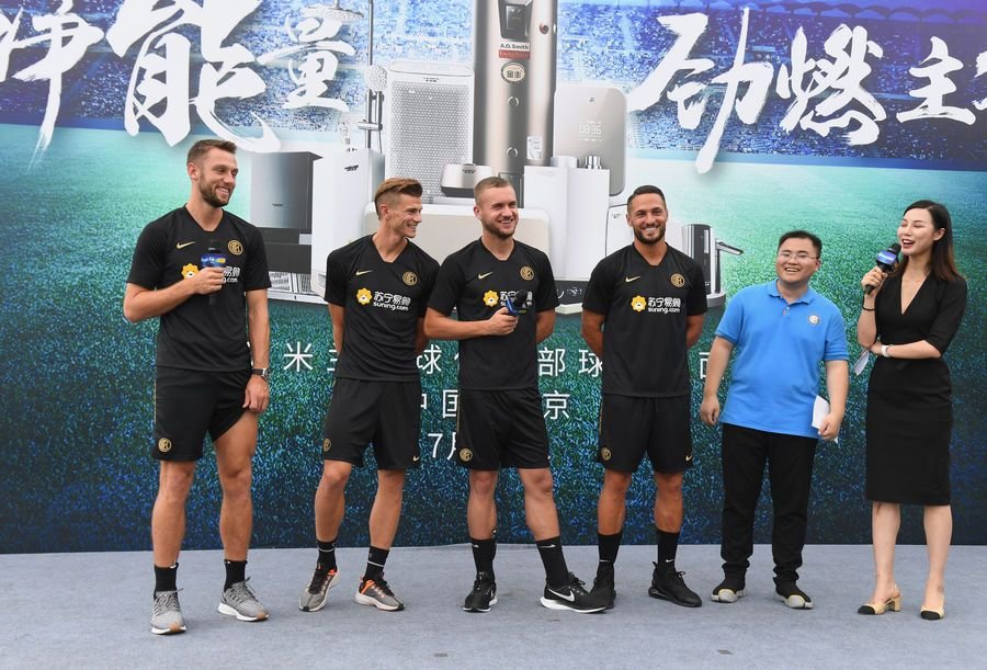 FOTO | Puscas, primit ca un star in China! Atacantul roman a fost in centrul atentiei: a facut fotografii si a dat autografe fanilor_5