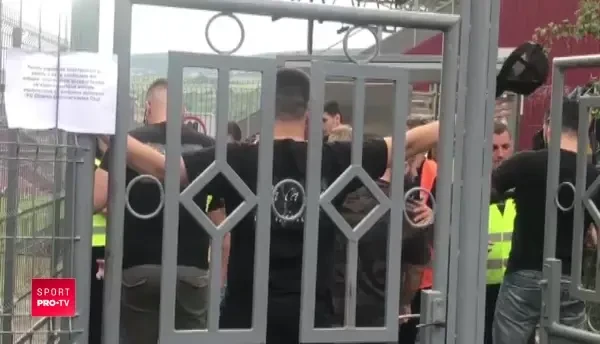 VIDEO | Ca la noi la nimeni! Fanii dinamovistii, controlati SEVER la intrarea pe stadion inainte de meciul cu CFR