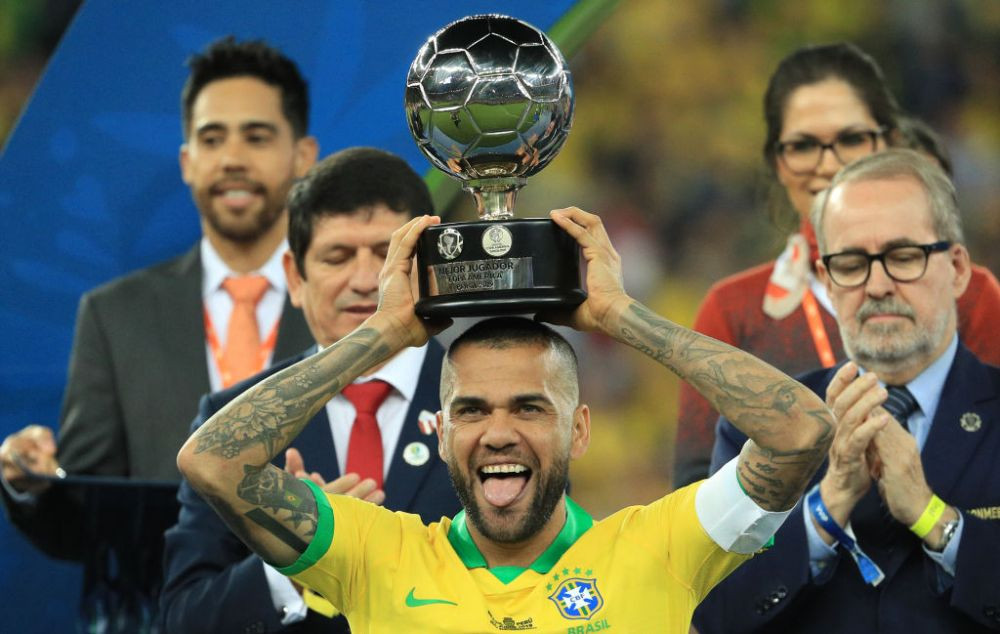 Caut echipa! Unde imi pot depune CV-ul? Dani Alves isi cauta contract nou pe INTERNET! Brazilianul este cel mai titrat jucator din fotbalul mare