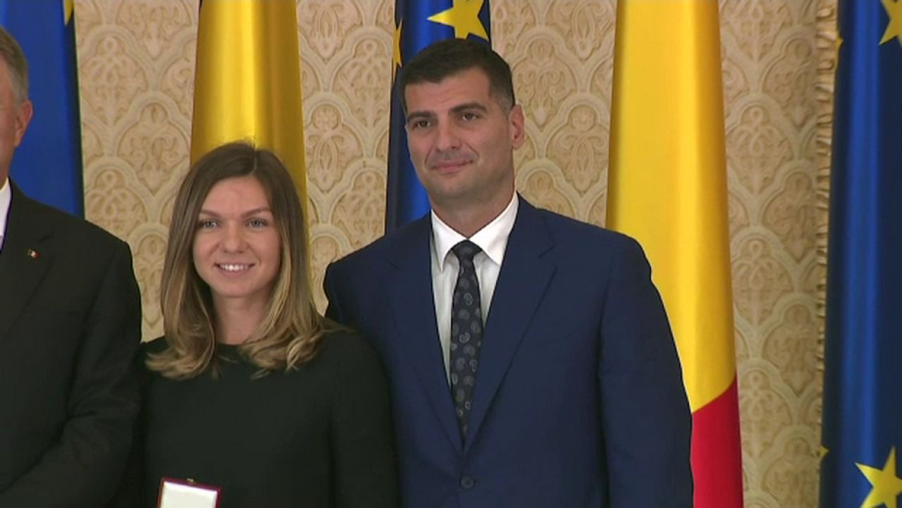 Simona Halep s-a logodit cu Toni Iuruc! Imaginea in care campioana en-titre de la Wimbledon radiaza de fericire si le arata apropiatilor inelul _1