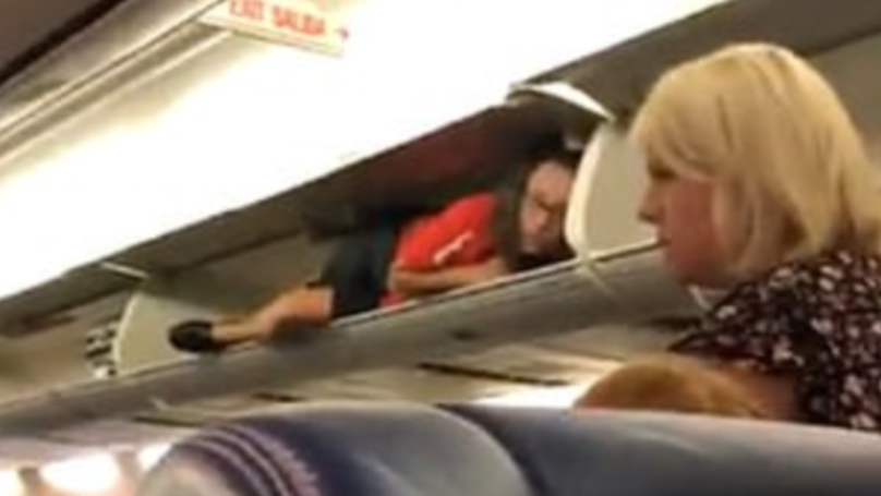 De ce s-a bagat o stewardesa in compartimentul pentru bagaje din avion. Motivul incredibil