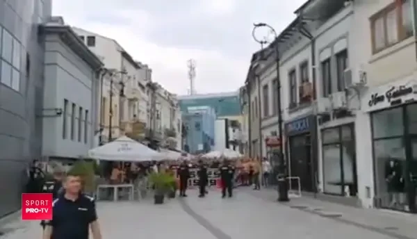 CRAIOVA - HONVED: Ultrasii maghiari au luat cu asalt centrul orasului: Ria, Ria, Ungaria! VIDEO