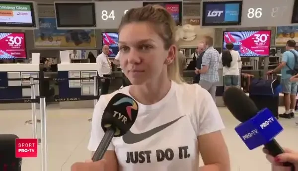 Pupicul din aeroport a spus TOT! Simona, prima declaratie despre relatia cu milionarul Toni Iuruc: "E normal la varsta asta, nu?!"