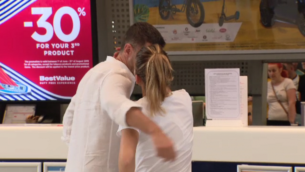 Pupicul din aeroport a spus TOT! Simona, prima declaratie despre relatia cu milionarul Toni Iuruc: E normal la varsta asta, nu?!