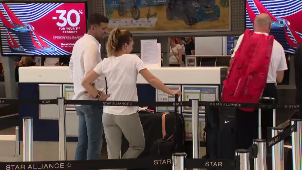 Pupicul din aeroport a spus TOT! Simona, prima declaratie despre relatia cu milionarul Toni Iuruc: 
