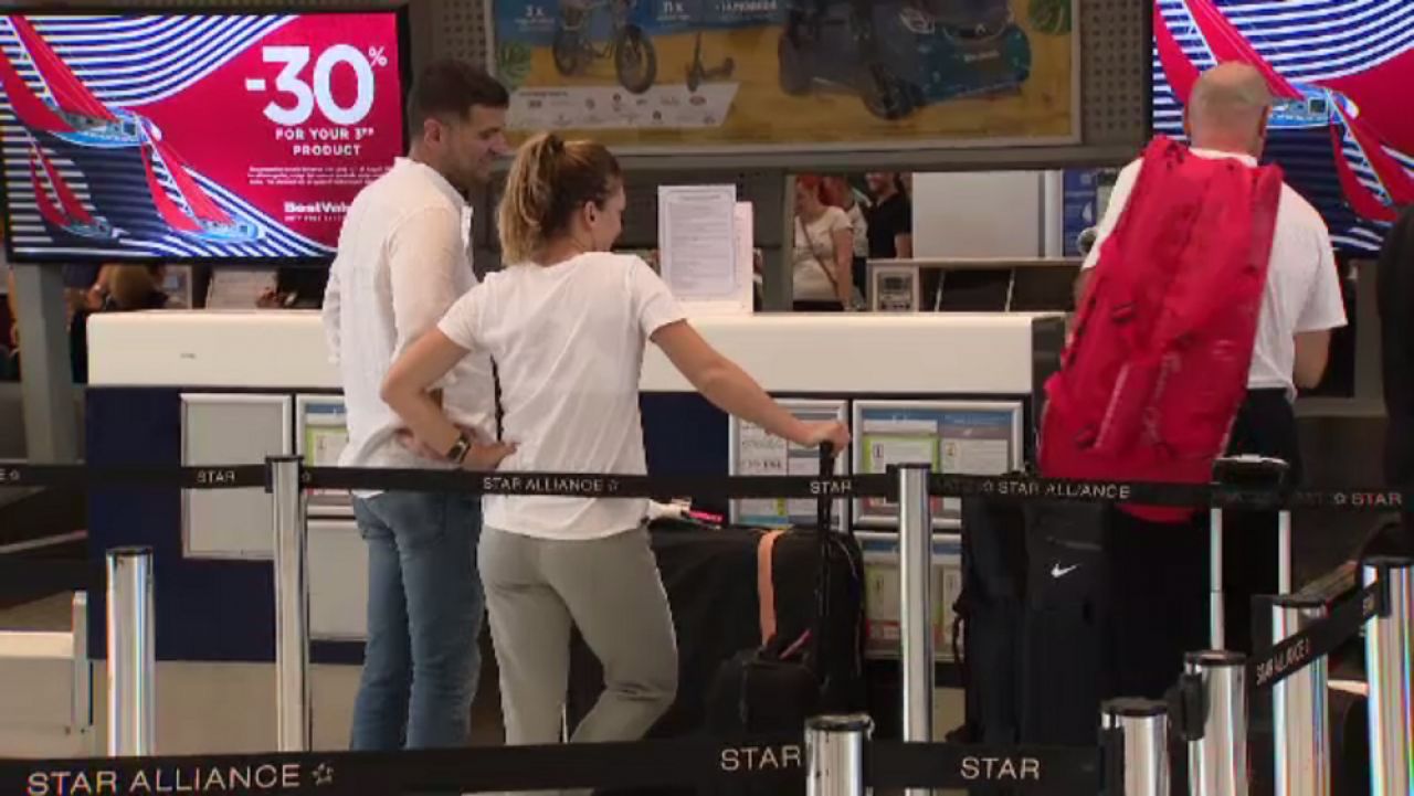 Pupicul din aeroport a spus TOT! Simona, prima declaratie despre relatia cu milionarul Toni Iuruc: