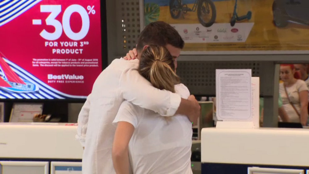 Pupicul din aeroport a spus TOT! Simona, prima declaratie despre relatia cu milionarul Toni Iuruc: 