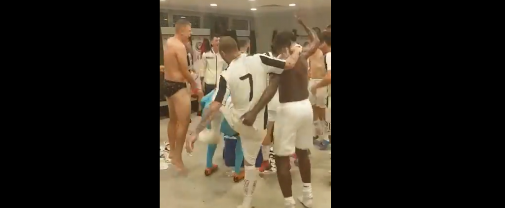 Alibec n-a rezistat cand l-a vazut pe portar ca se apleaca! :)) NEBUNIE in vestiarul Astrei dupa victoria cu FCSB! VIDEO