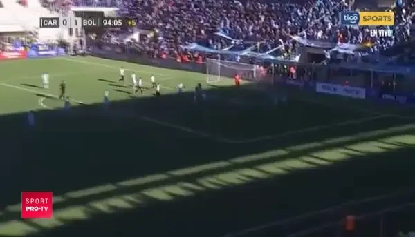 Arbitrul a consultat VAR, dar VAR inca nu a fost implementat! :) Scena halucinanta la un meci nebun! VIDEO