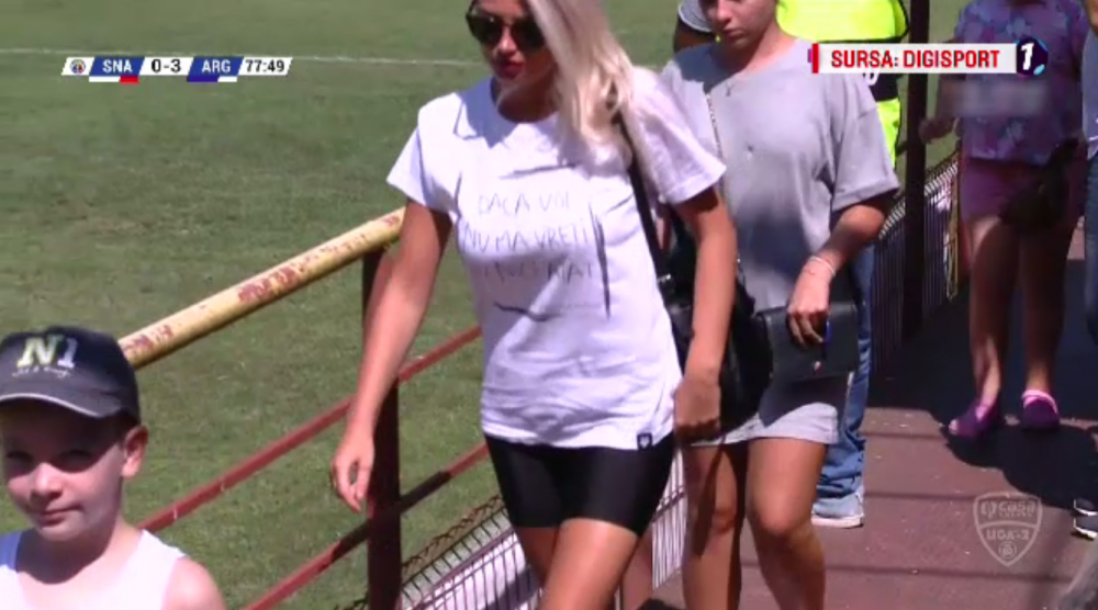 Le-a dat sah mat fara sa le zica nimic :)) Aparitie bomba la un meci din Liga 2! Ce si-a scris pe tricou o blonda sexy: FOTO