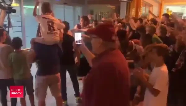 Primire de GALA pentru CFR Cluj pe aeroport! Sute de fani au cantat pentru eroii lui Dan Petrescu. VIDEO