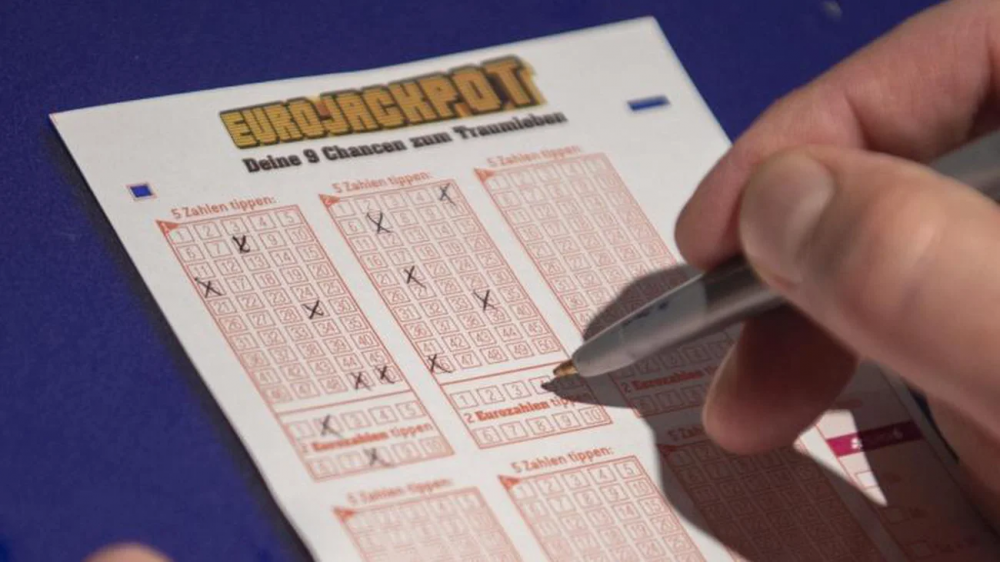 S-a dat cel mai mare premiu din istorie la loto: 209 MILIOANE euro cu un bilet de 2 euro! Primul gest facut de castigator