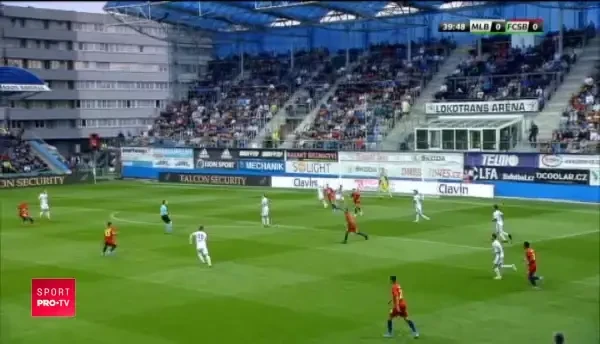 Coman ramane singur cu portarul Mladei Boleslav, de la margine se ridica fanionul pentru offside