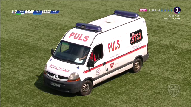 Liga a doua din Romania, scena celor mai nebune momente! Meciul Concordia - Farul a fost intrerupt dupa ce soferul A UITAT SALVAREA pe teren cu jucatorul inauntru! FOTO_3