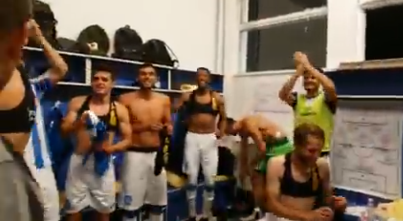 IASIUL, IASIUL! BA, IA GATA! SA VINA BANII! :)) Nebunie totala in vestiarul Iasiului dupa victoria cu FCSB! VIDEO