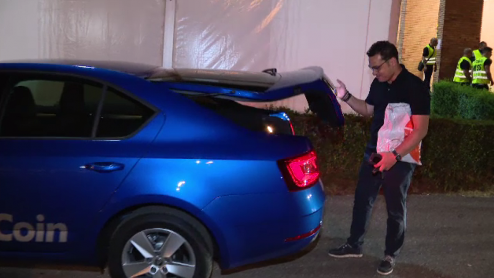 Bai, nu stiu cum se porneste! Imagini fabuloase: Teja a primit o masina cadou dupa ce a batut FCSB-ul! Daca ia campionatul, are promis un TANC. VIDEO