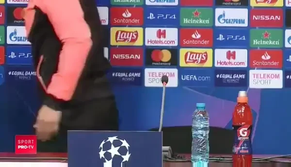 "Ce fac, stau pana maine aici?! Eu n-am antrenament!" Momentul in care Petrescu s-a enervat la conferinta!